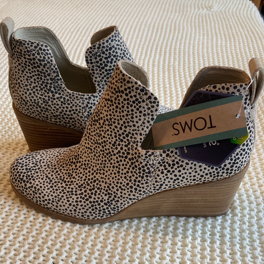 NWT TOMS Womens Kallie Wedge Booties comfortable trendy size 7